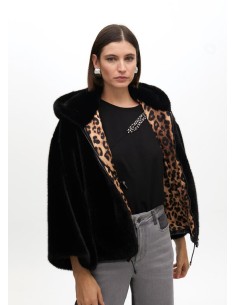 ABRIGO-PELO-NEGRO-CAPUCHA-AJUSTABLE-CIERRE-CREMALLERA-INTERIOR-FORRADO-ESTAMPADO-ANIMAL-PRINT-LOLA-CASADEMUNT