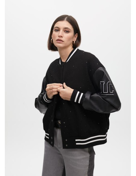 CHAQUETA-BOMBER-NEGRA-DETALLES-BLANCOS.PEDRERIA-LOGO-MANGA-LOLA-CASADEMUNT