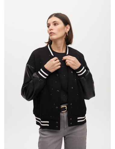 CHAQUETA-BOMBER-NEGRA-DETALLES-BLANCOS.PEDRERIA-LOGO-MANGA-LOLA-CASADEMUNT