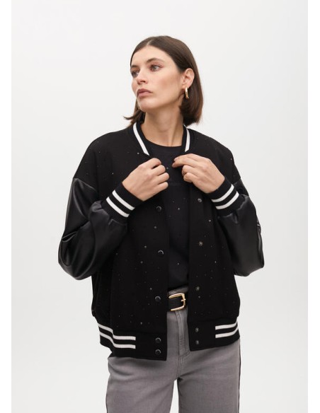 CHAQUETA-BOMBER-NEGRA-DETALLES-BLANCOS.PEDRERIA-LOGO-MANGA-LOLA-CASADEMUNT