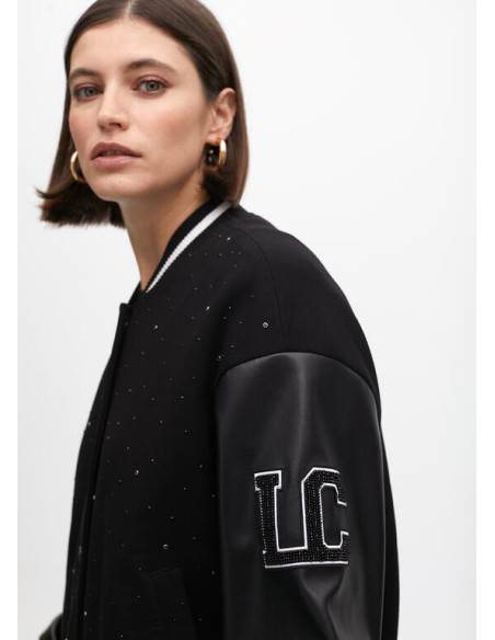 CHAQUETA-BOMBER-NEGRA-DETALLES-BLANCOS.PEDRERIA-LOGO-MANGA-LOLA-CASADEMUNT