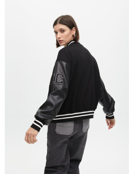 CHAQUETA-BOMBER-NEGRA-DETALLES-BLANCOS.PEDRERIA-LOGO-MANGA-LOLA-CASADEMUNT