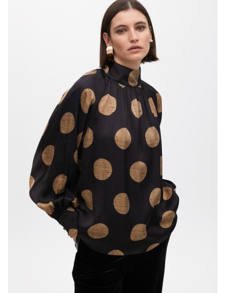 CAMISA-NEGRA-TOPOS-TIERRA-MANGAS-ABULLONADAS-CIERRE-BOTONES-TRASEROS-CUELLO-PERKINS-LOLA-CASADEMUNT