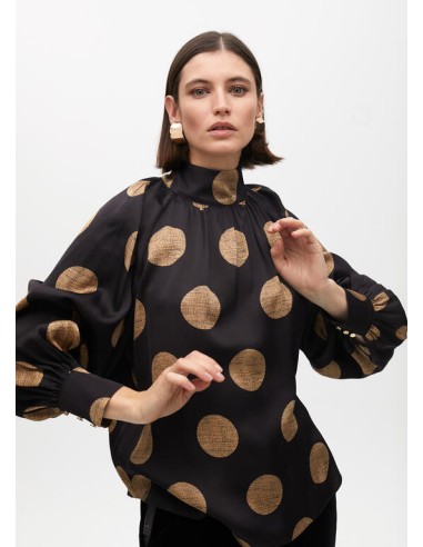 CAMISA-NEGRA-TOPOS-TIERRA-MANGAS-ABULLONADAS-CIERRE-BOTONES-TRASEROS-CUELLO-PERKINS-LOLA-CASADEMUNT