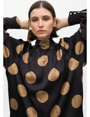 CAMISA-NEGRA-TOPOS-TIERRA-MANGAS-ABULLONADAS-CIERRE-BOTONES-TRASEROS-CUELLO-PERKINS-LOLA-CASADEMUNT