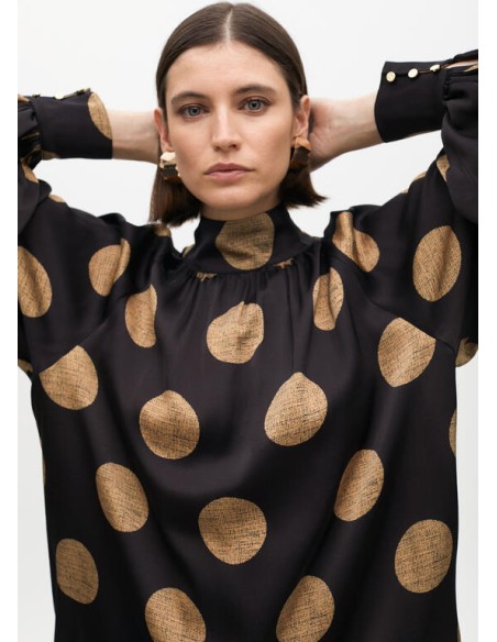 CAMISA-NEGRA-TOPOS-TIERRA-MANGAS-ABULLONADAS-CIERRE-BOTONES-TRASEROS-CUELLO-PERKINS-LOLA-CASADEMUNT