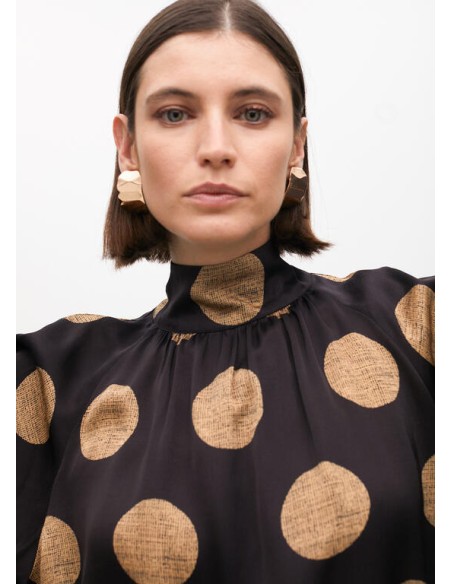 CAMISA-NEGRA-TOPOS-TIERRA-MANGAS-ABULLONADAS-CIERRE-BOTONES-TRASEROS-CUELLO-PERKINS-LOLA-CASADEMUNT