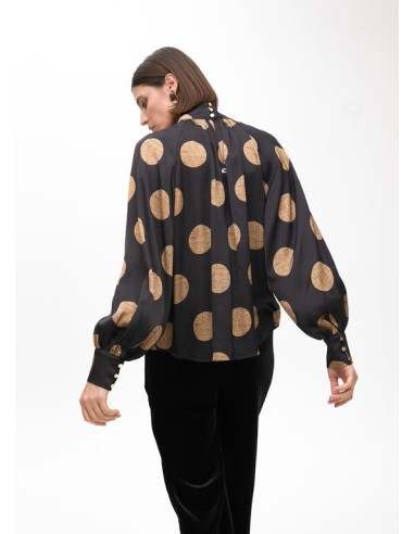 CAMISA-NEGRA-TOPOS-TIERRA-MANGAS-ABULLONADAS-CIERRE-BOTONES-TRASEROS-CUELLO-PERKINS-LOLA-CASADEMUNT