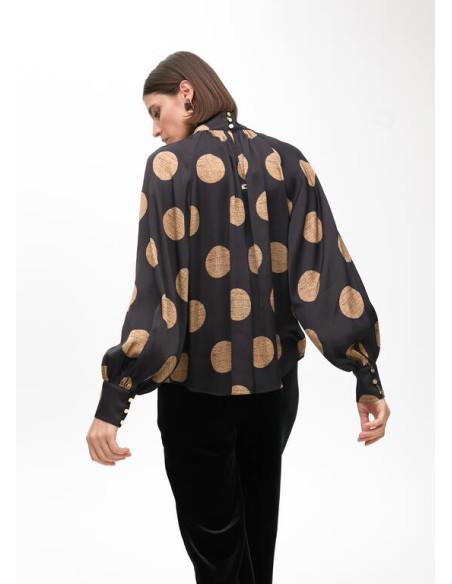 CAMISA-NEGRA-TOPOS-TIERRA-MANGAS-ABULLONADAS-CIERRE-BOTONES-TRASEROS-CUELLO-PERKINS-LOLA-CASADEMUNT