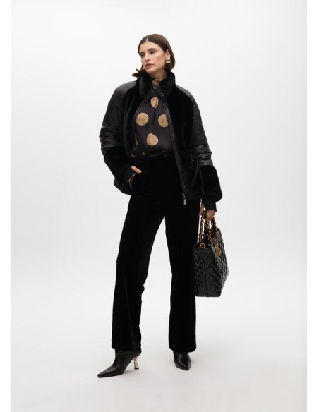 CAMISA-NEGRA-TOPOS-TIERRA-MANGAS-ABULLONADAS-CIERRE-BOTONES-TRASEROS-CUELLO-PERKINS-LOLA-CASADEMUNT