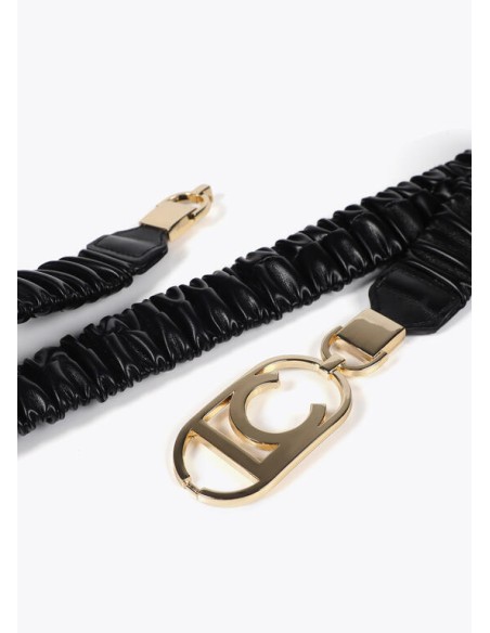 CINTURÓN-NEGRO-ELÁSTICO-EFECTO-PIEL-HEBILLA-DORADA-LOGO-OVALADO-LOLA-CASADEMUNT