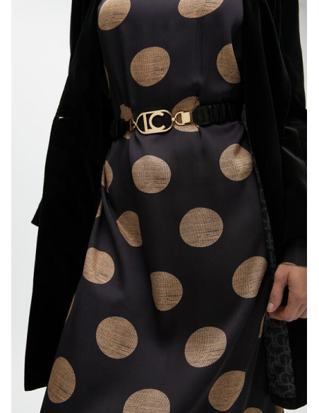 CINTURÓN-NEGRO-ELÁSTICO-EFECTO-PIEL-HEBILLA-DORADA-LOGO-OVALADO-LOLA-CASADEMUNT