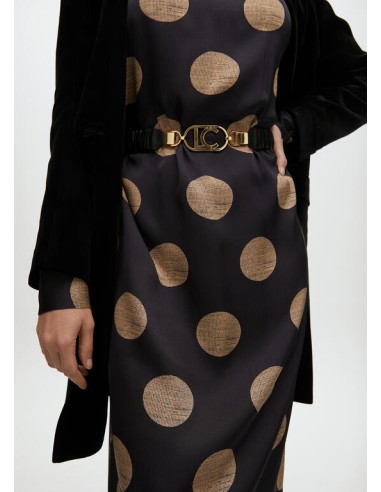 CINTURÓN-NEGRO-ELÁSTICO-EFECTO-PIEL-HEBILLA-DORADA-LOGO-OVALADO-LOLA-CASADEMUNT