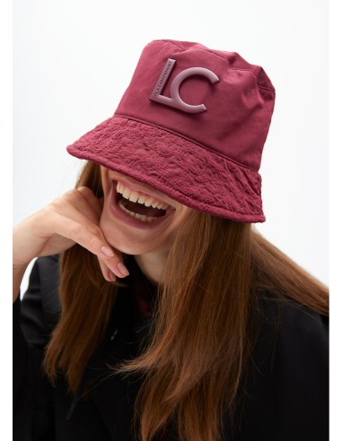 SOMBRERO-BUCKET-LOGOMANÍA-LOGO-LACADO-AL-TONO-PARTE-FRONTAL-LOLA-CASADEMUNT