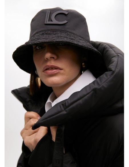 SOMBRERO-BUCKET-LOGOMANÍA-LOGO-LACADO-AL-TONO-PARTE-FRONTAL-LOLA-CASADEMUNT