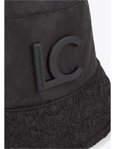 SOMBRERO-BUCKET-LOGOMANÍA-LOGO-LACADO-AL-TONO-PARTE-FRONTAL-LOLA-CASADEMUNT