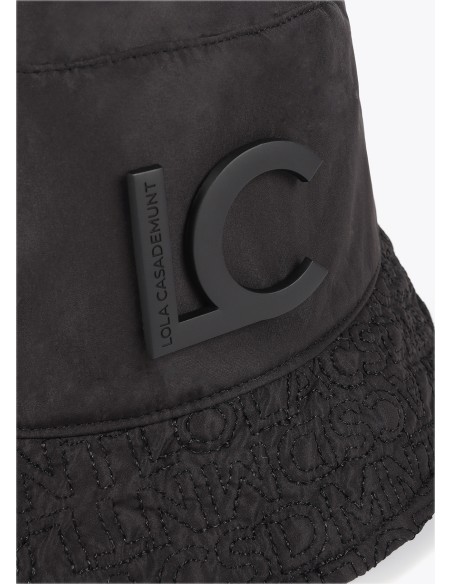 SOMBRERO-BUCKET-LOGOMANÍA-LOGO-LACADO-AL-TONO-PARTE-FRONTAL-LOLA-CASADEMUNT