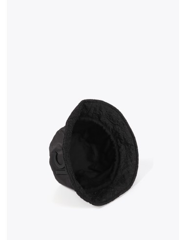 SOMBRERO-BUCKET-LOGOMANÍA-LOGO-LACADO-AL-TONO-PARTE-FRONTAL-LOLA-CASADEMUNT