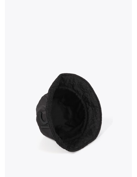 SOMBRERO-BUCKET-LOGOMANÍA-LOGO-LACADO-AL-TONO-PARTE-FRONTAL-LOLA-CASADEMUNT