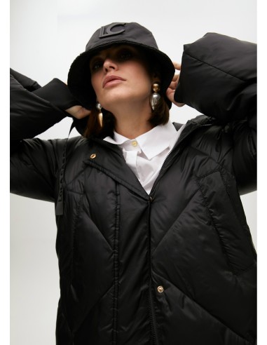 SOMBRERO-BUCKET-LOGOMANÍA-LOGO-LACADO-AL-TONO-PARTE-FRONTAL-LOLA-CASADEMUNT