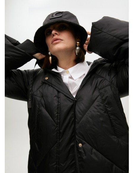 SOMBRERO-BUCKET-LOGOMANÍA-LOGO-LACADO-AL-TONO-PARTE-FRONTAL-LOLA-CASADEMUNT