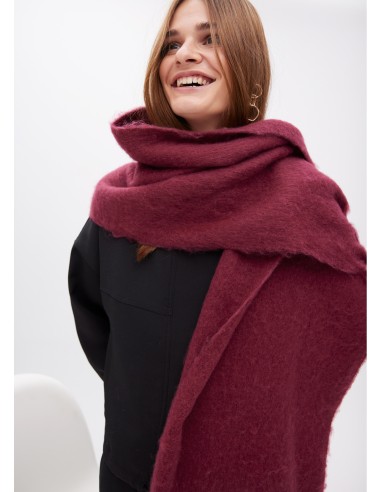 BUFANDA-LISA-MONOCOLOR-FLECOS-GRUESOS-LOGO-BORDADO-AL-TONO-LOLA-CASADEMUNT