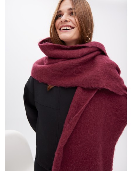 BUFANDA-LISA-MONOCOLOR-FLECOS-GRUESOS-LOGO-BORDADO-AL-TONO-LOLA-CASADEMUNT