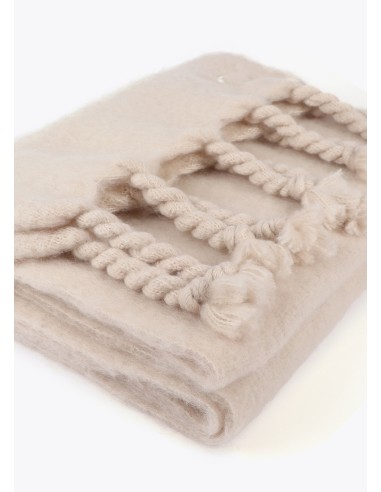 BUFANDA-LISA-MONOCOLOR-FLECOS-GRUESOS-LOGO-BORDADO-AL-TONO-LOLA-CASADEMUNT