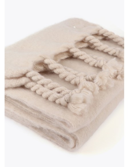 BUFANDA-LISA-MONOCOLOR-FLECOS-GRUESOS-LOGO-BORDADO-AL-TONO-LOLA-CASADEMUNT