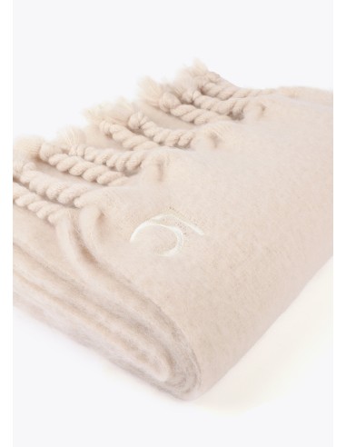 BUFANDA-LISA-MONOCOLOR-FLECOS-GRUESOS-LOGO-BORDADO-AL-TONO-LOLA-CASADEMUNT