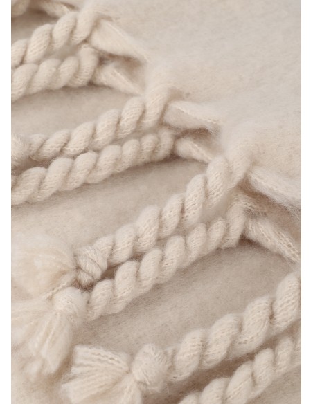 BUFANDA-LISA-MONOCOLOR-FLECOS-GRUESOS-LOGO-BORDADO-AL-TONO-LOLA-CASADEMUNT