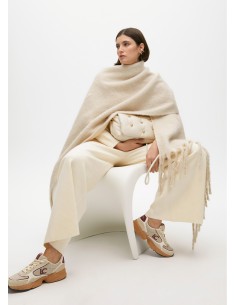 BUFANDA-LISA-MONOCOLOR-FLECOS-GRUESOS-LOGO-BORDADO-AL-TONO-LOLA-CASADEMUNT 2