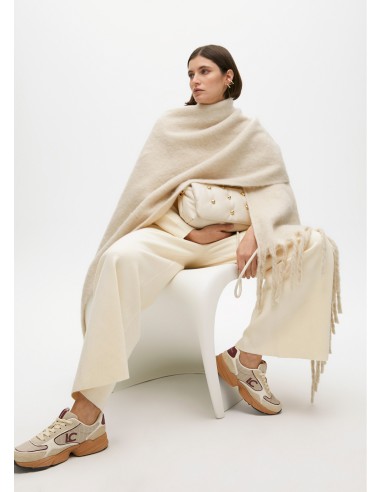 BUFANDA-LISA-MONOCOLOR-FLECOS-GRUESOS-LOGO-BORDADO-AL-TONO-LOLA-CASADEMUNT