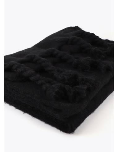 BUFANDA-LISA-MONOCOLOR-FLECOS-GRUESOS-LOGO-BORDADO-AL-TONO-LOLA-CASADEMUNT