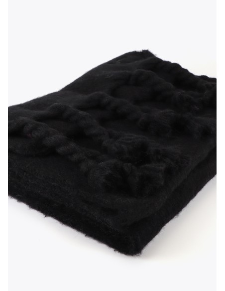 BUFANDA-LISA-MONOCOLOR-FLECOS-GRUESOS-LOGO-BORDADO-AL-TONO-LOLA-CASADEMUNT