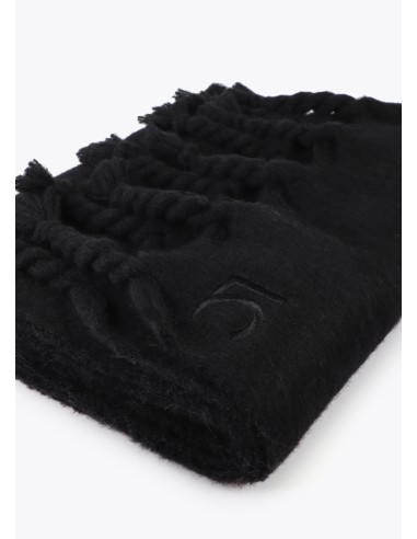 BUFANDA-LISA-MONOCOLOR-FLECOS-GRUESOS-LOGO-BORDADO-AL-TONO-LOLA-CASADEMUNT