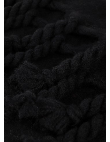 BUFANDA-LISA-MONOCOLOR-FLECOS-GRUESOS-LOGO-BORDADO-AL-TONO-LOLA-CASADEMUNT