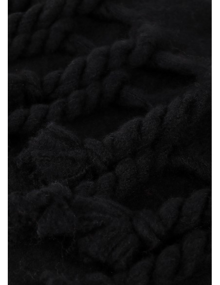 BUFANDA-LISA-MONOCOLOR-FLECOS-GRUESOS-LOGO-BORDADO-AL-TONO-LOLA-CASADEMUNT