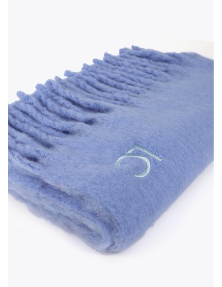 BUFANDA-LISA-MONOCOLOR-FLECOS-GRUESOS-LOGO-BORDADO-AL-TONO-LOLA-CASADEMUNT