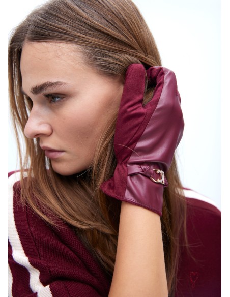 GUANTES-EFECTO-PIEL-DETALLE-PULSERA-AL-TONO-LOGO-OVALADO-BRILLANTITOS-LOLA-CASADEMUNT