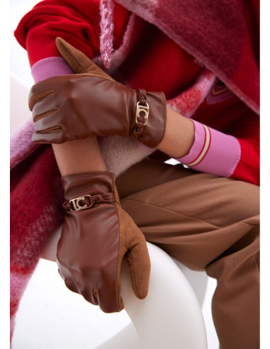 GUANTES-EFECTO-PIEL-DETALLE-PULSERA-AL-TONO-LOGO-OVALADO-BRILLANTITOS-LOLA-CASADEMUNT