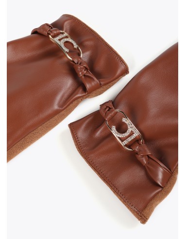 GUANTES-EFECTO-PIEL-DETALLE-PULSERA-AL-TONO-LOGO-OVALADO-BRILLANTITOS-LOLA-CASADEMUNT