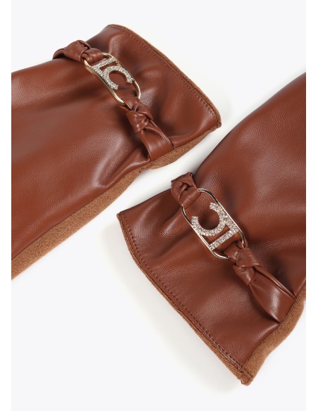 GUANTES-EFECTO-PIEL-DETALLE-PULSERA-AL-TONO-LOGO-OVALADO-BRILLANTITOS-LOLA-CASADEMUNT