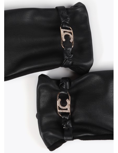 GUANTES-EFECTO-PIEL-DETALLE-PULSERA-AL-TONO-LOGO-OVALADO-BRILLANTITOS-LOLA-CASADEMUNT