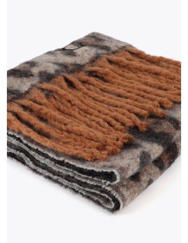 BUFANDA-ESTAMPADO-PRINT-FLECOS-LOGO-BORDADO-LOLA-CASADEMUNT