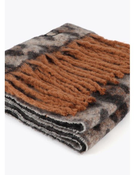 BUFANDA-ESTAMPADO-PRINT-FLECOS-LOGO-BORDADO-LOLA-CASADEMUNT