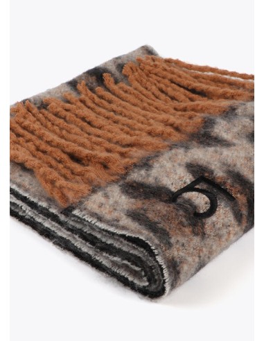 BUFANDA-ESTAMPADO-PRINT-FLECOS-LOGO-BORDADO-LOLA-CASADEMUNT