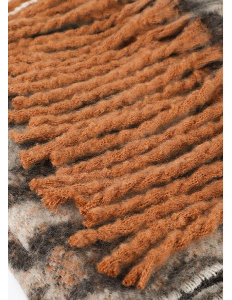 BUFANDA-ESTAMPADO-PRINT-FLECOS-LOGO-BORDADO-LOLA-CASADEMUNT