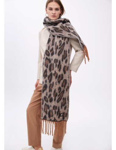 BUFANDA-ESTAMPADO-PRINT-FLECOS-LOGO-BORDADO-LOLA-CASADEMUNT