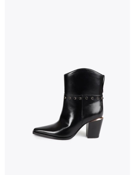 BOTÍN-PIEL-NEGRO-TIPO-COWBOY-DETALLES-METÁLICOS-CIERRE-CREMALLERA-LATERAL-DETALLES-DORADOS-LOLA-CASADEMUNT